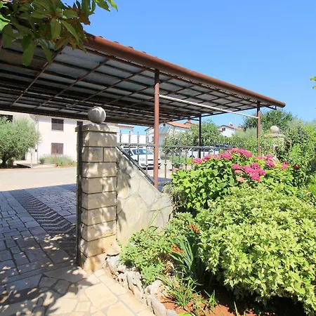 Appartement Hundefreundliches Nur 250 Meter Zum Mit Mediterranem Garten Poreč