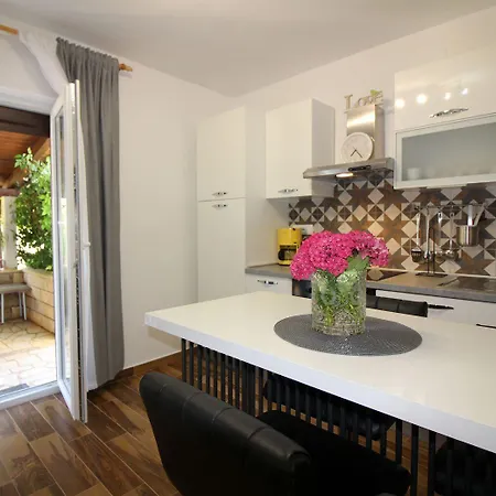 Apartment Hundefreundliches Nur 250 Meter Zum Mit Mediterranem Garten Porec