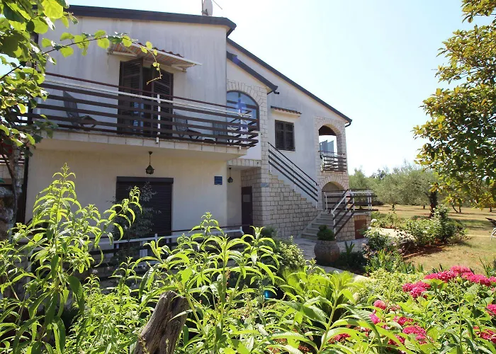 Hundefreundliches Nur 250 Meter Zum Mit Mediterranem Garten Poreč