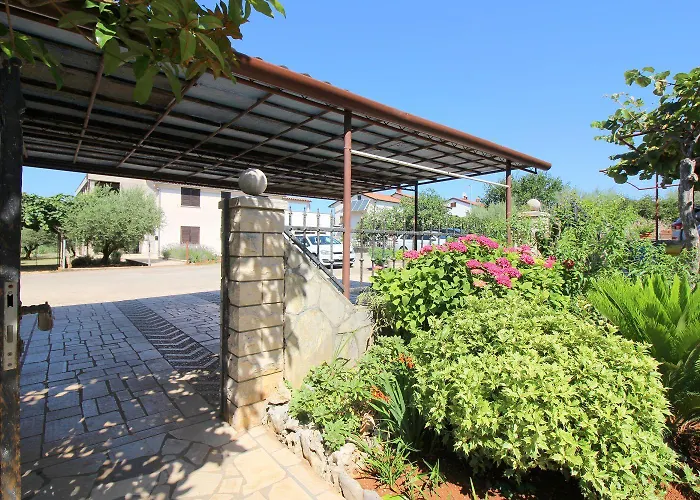Appartement Hundefreundliches Nur 250 Meter Zum Mit Mediterranem Garten Poreč