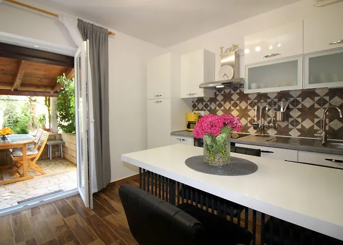 Apartment Hundefreundliches Nur 250 Meter Zum Mit Mediterranem Garten Poreč