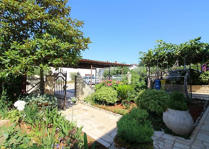 Hundefreundliches Nur 250 Meter Zum Mit Mediterranem Garten * Poreč